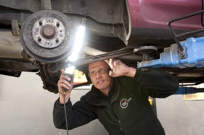 Werkstattarbeit an der Hinterachse eines Fahrzeugs